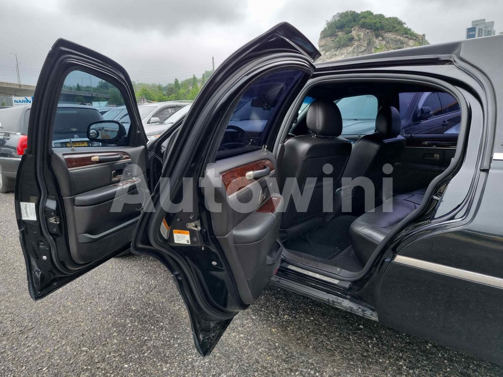 2010 LINCOLN TOWN CAR FUNERAL COACH/ FULL AUTO AC AT - 39