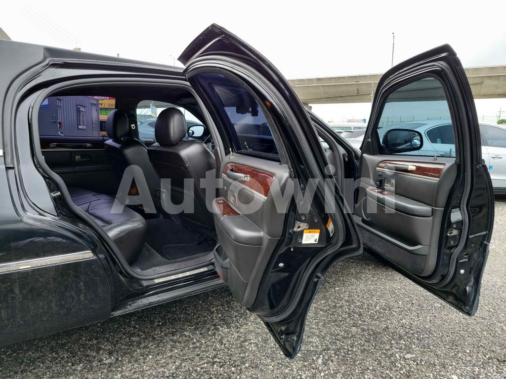 2010 LINCOLN TOWN CAR FUNERAL COACH/ FULL AUTO AC AT - 40
