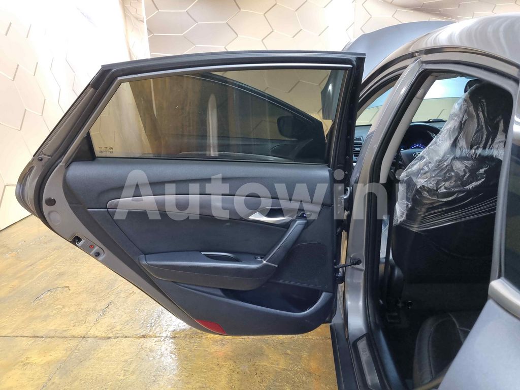 2012 HYUNDAI I40 SALOON AUTO +S.KEY +NAVI+REAR CAMERA - 39