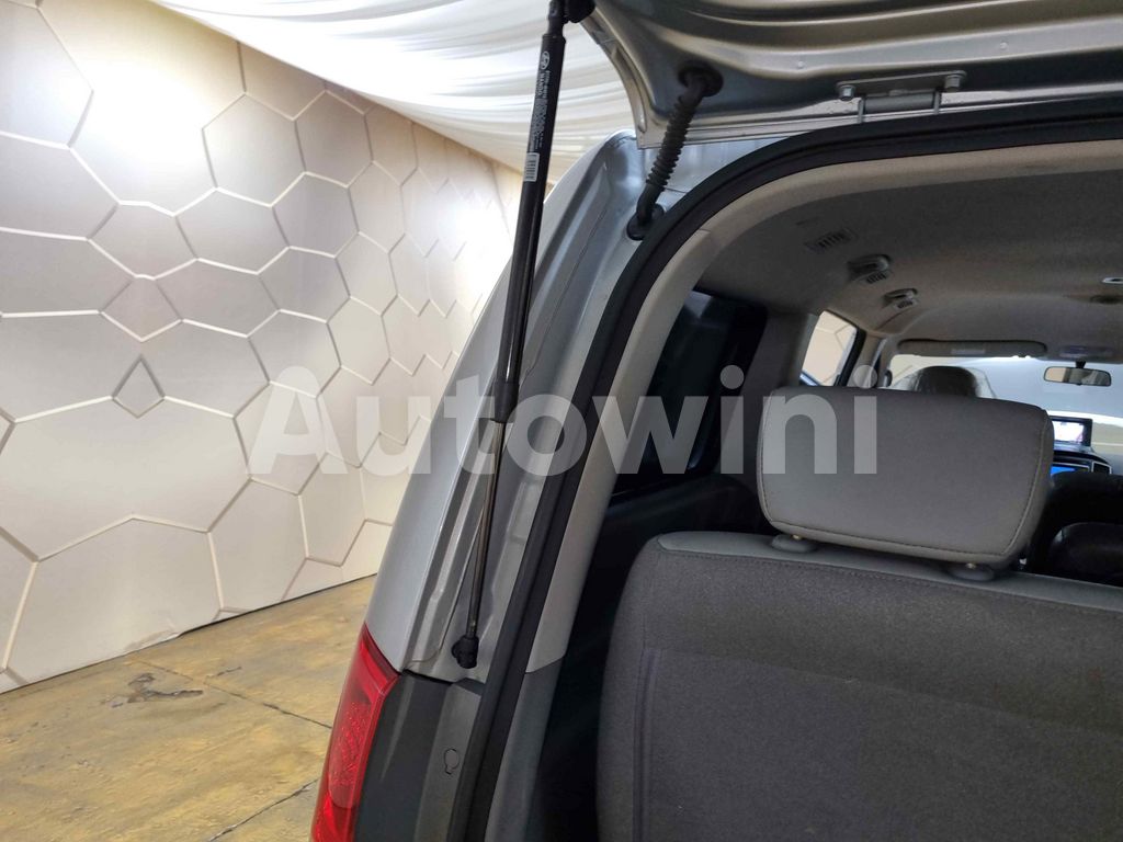 2017 HYUNDAI GRAND STAREX H-1 AUTO +12 SEAT +NAVI +REAR CAMERA - 32