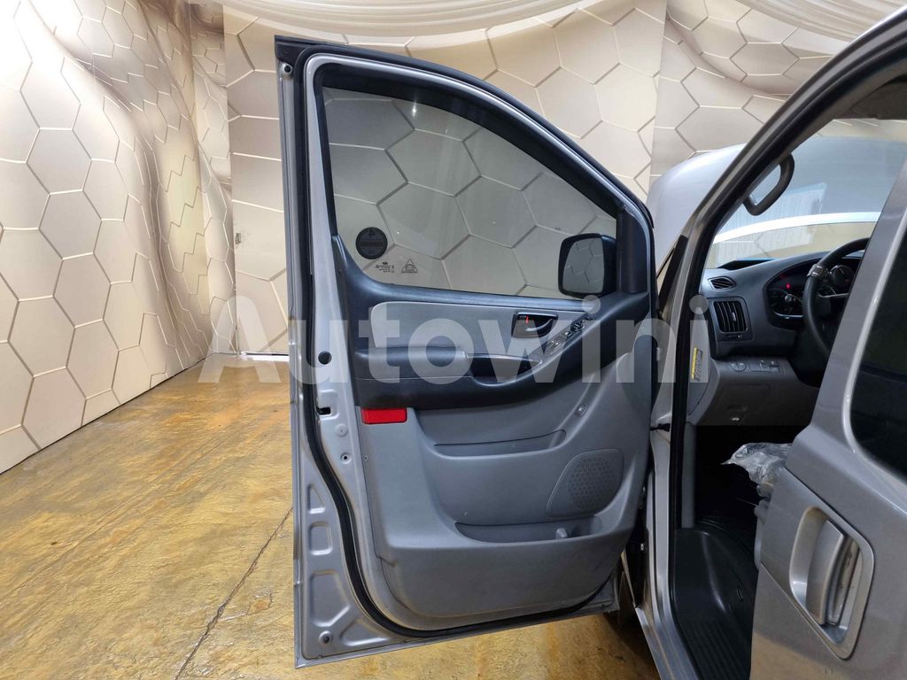 2017 HYUNDAI GRAND STAREX H-1 AUTO +12 SEAT +NAVI +REAR CAMERA - 38