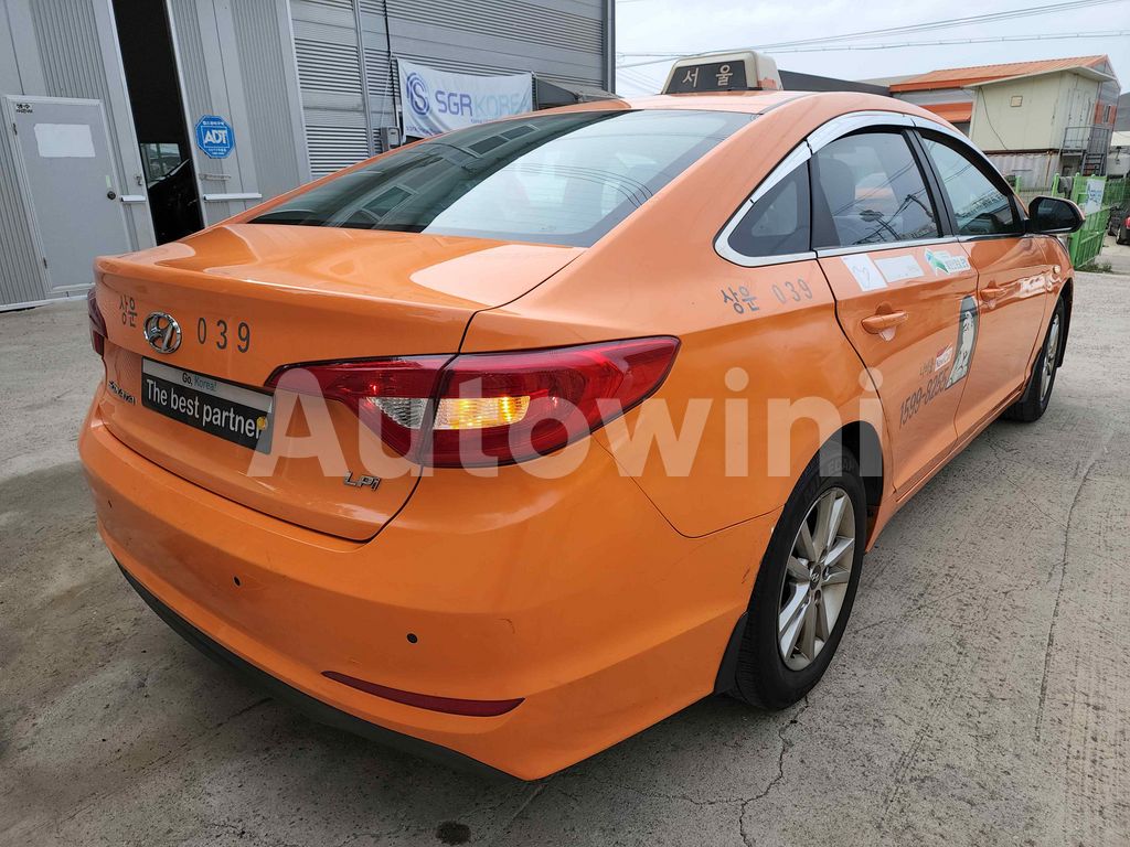 KMHE341DBJA376397 2018 HYUNDAI LF SONATA TAXI/REAL MILEAGE-4