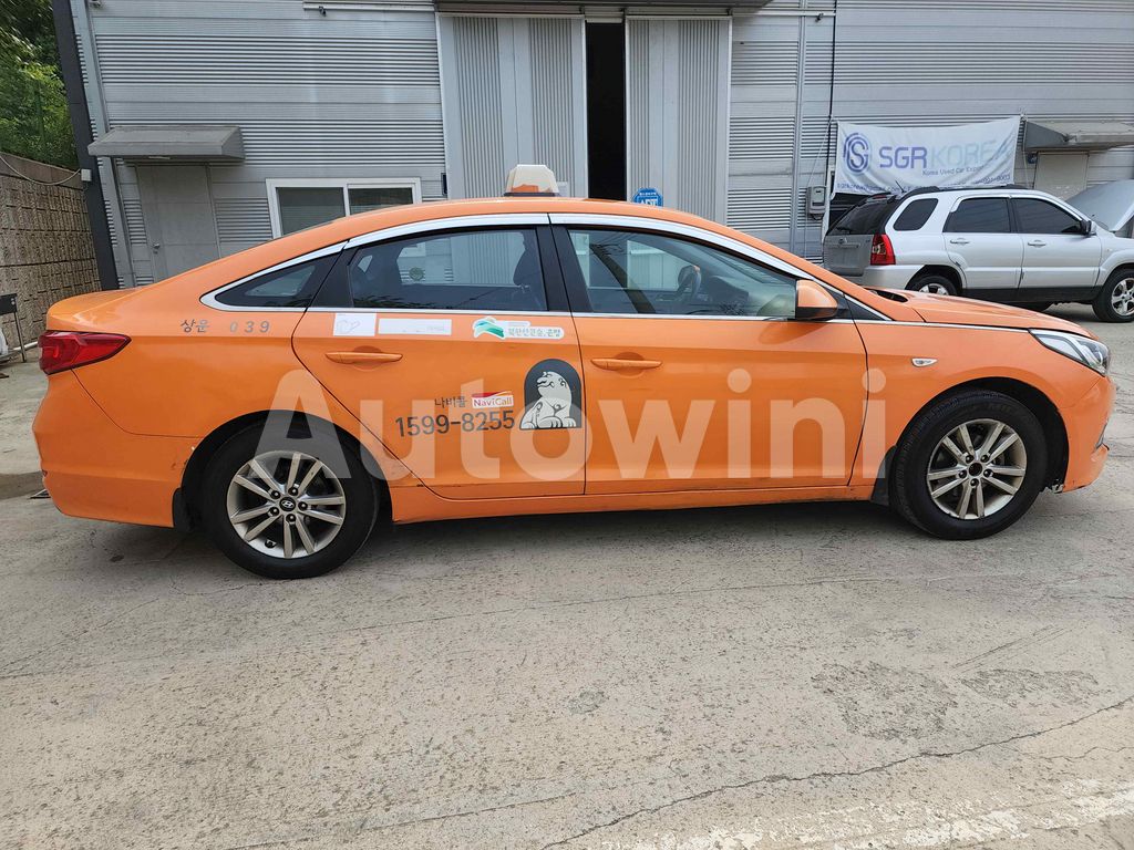 KMHE341DBJA376397 2018 HYUNDAI LF SONATA TAXI/REAL MILEAGE-5