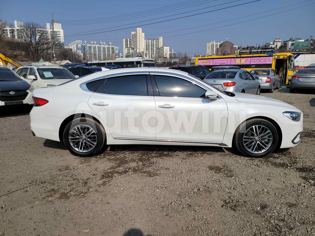 KMHF141RBJA128210 2018 HYUNDAI GRANDEUR IG AZERA PREMIUM *NOACCIDENT *NO PAINTING-2