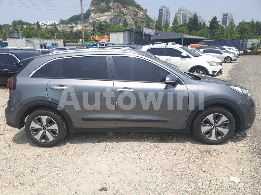 KNACA81CGJA107901 2018 KIA NIRO NO ACCIDENT NO REPAINT-3