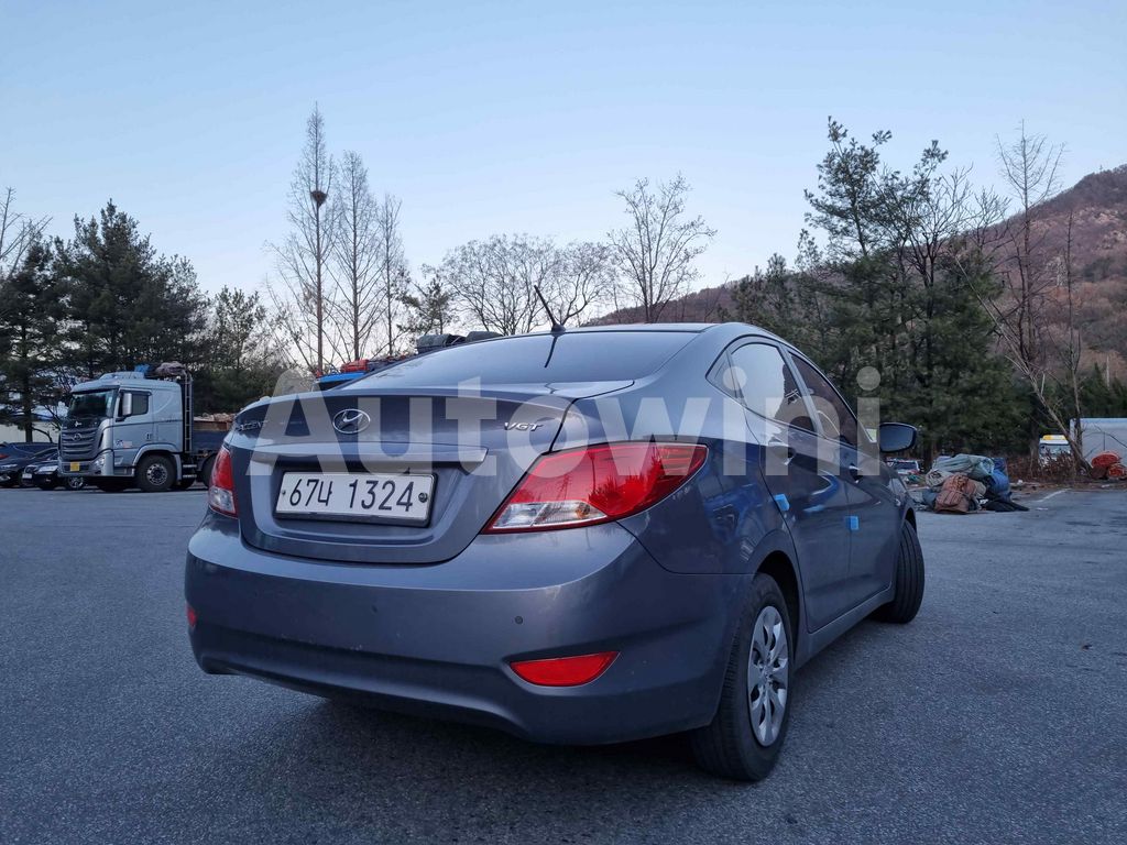 KMHCS41UGHU223884 2017 HYUNDAI ACCENT  SMART NO ACCIDENT-2