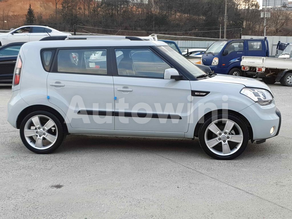 KNAJT814AB7226850   ?RE-CARVED VIN NUMBER  BUYERS NEED TO CHECK IF RE-CARVED VIN NUMBERS ARE ALLOWED IN THEIR COUNTRY TO AVOID CUSTOMS ISSUES BEFORE BOOKING. 2011 KIA SOUL STICK-3